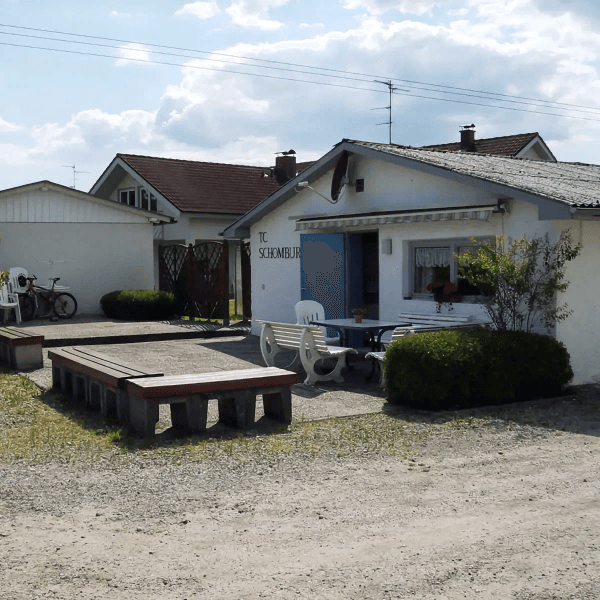 Das Vereinsheim des TC Schomburg, davor Bänke und Sitzplätze