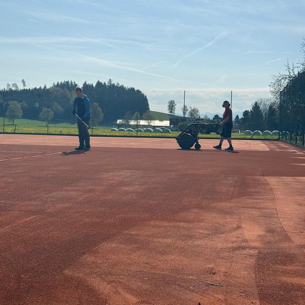 Platzpflege am 11. April 2026: der Sandplatz wird gewalzt